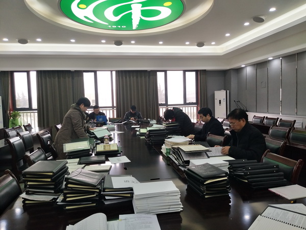 1550822827614794.jpeg 教研组长检查教案现场照片.jpg