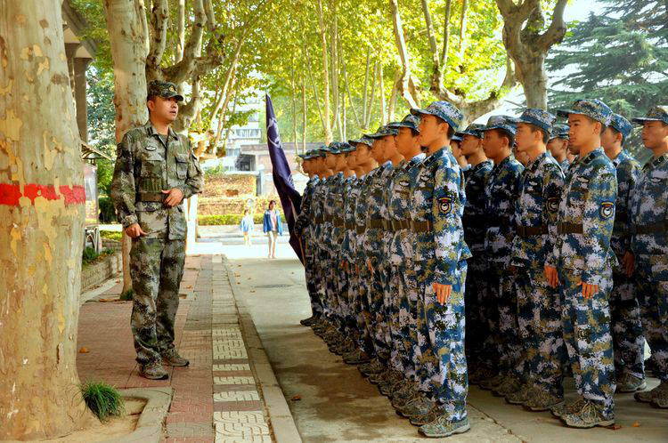 1569723187973451.png 出发前,教官提醒学生相关注意事项.png