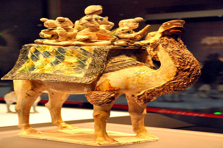 1569723372378418.png 唐三彩骆驼载乐俑.png