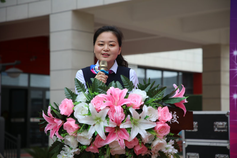 1594277650894771.jpeg 4、徐茜老师回顾学生成长足迹.JPG