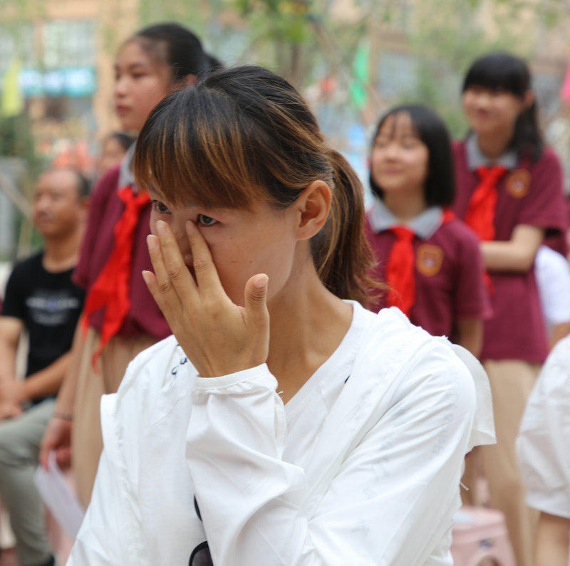 1594277856274501.jpeg 8、现场的妈妈感动地流下了眼泪.jpg