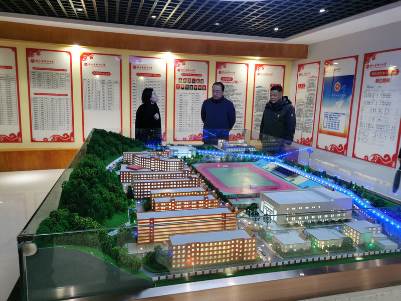 1676463643211345.jpeg 参观校史馆.jpg