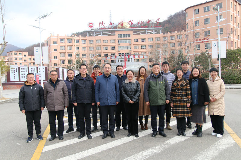 1676464043516742.jpeg 与会领导与课题组成员合影.jpg