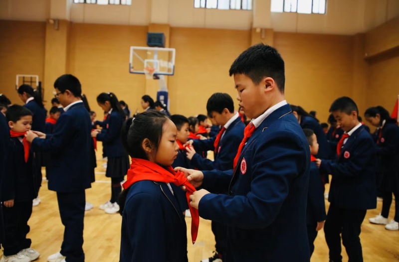 1697444182569991.jpeg 戴红领巾.jpg