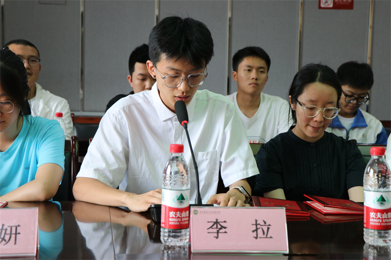 1718965482537847.jpeg 6 校友联络员代表李拉发言.jpg